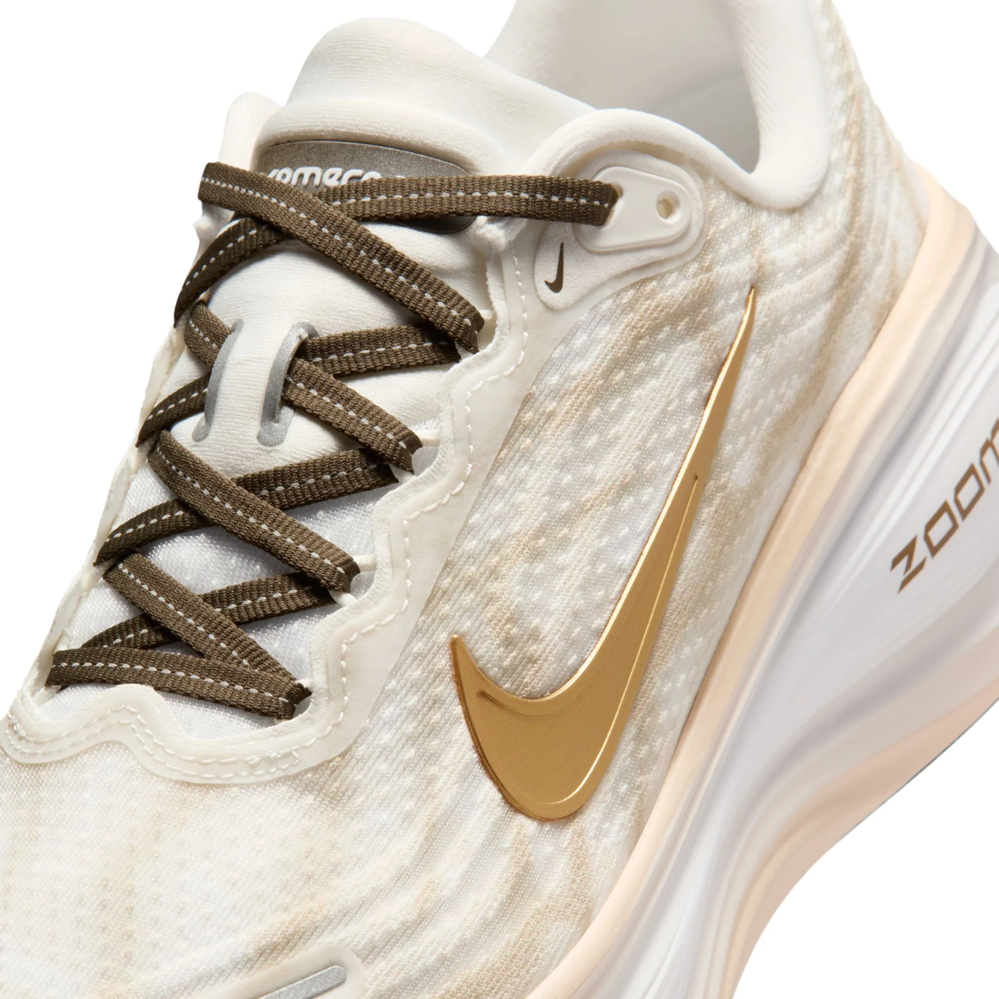 Women's Vomero Plus (121 - Summit White/Metallic Gold-Dark Hazel) - Image 4